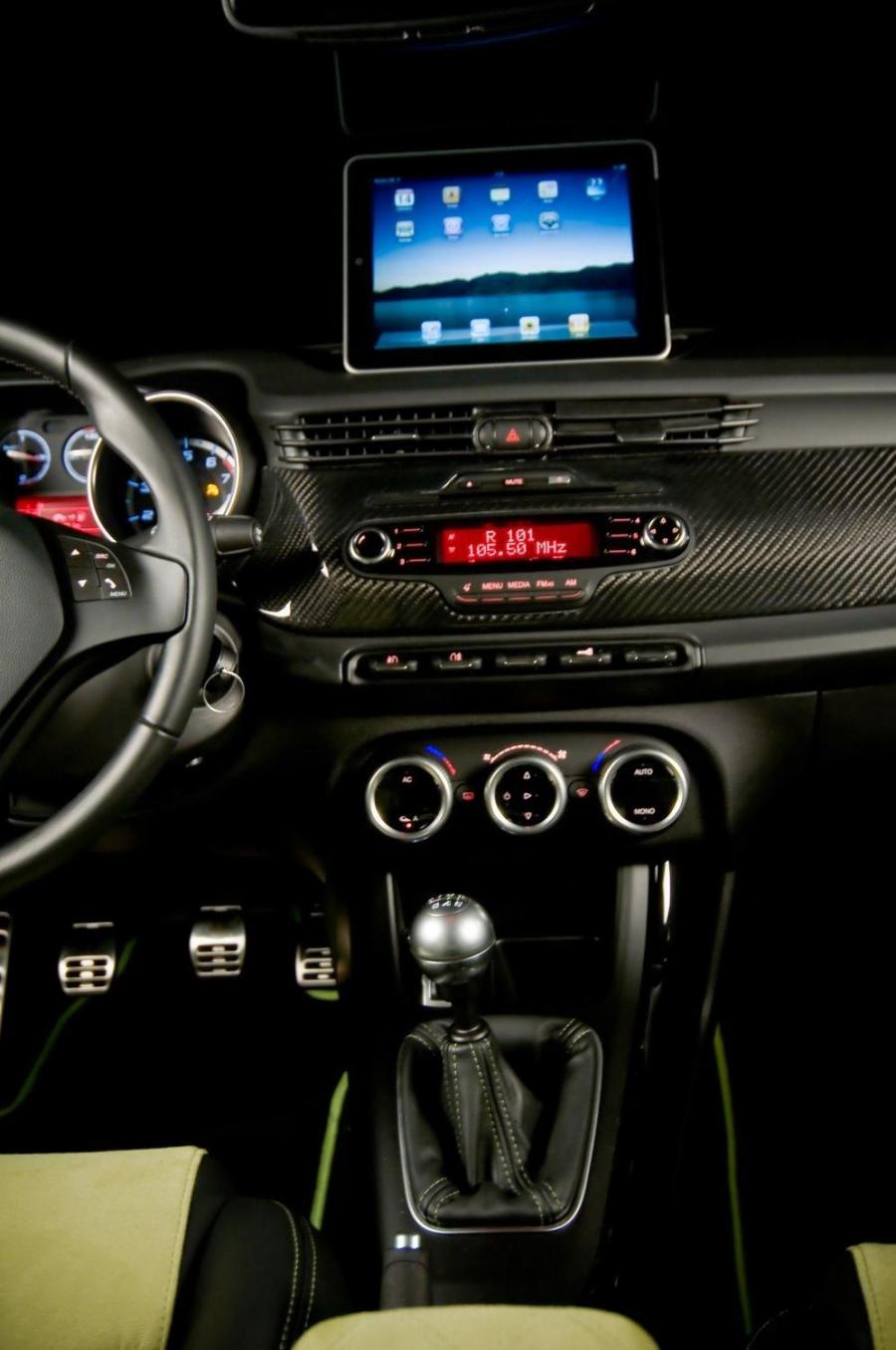 Детали интерьера Alfa Romeo Giulietta G430 iMove by Marangoni (940) 2010 года  (фото 35 из 54)